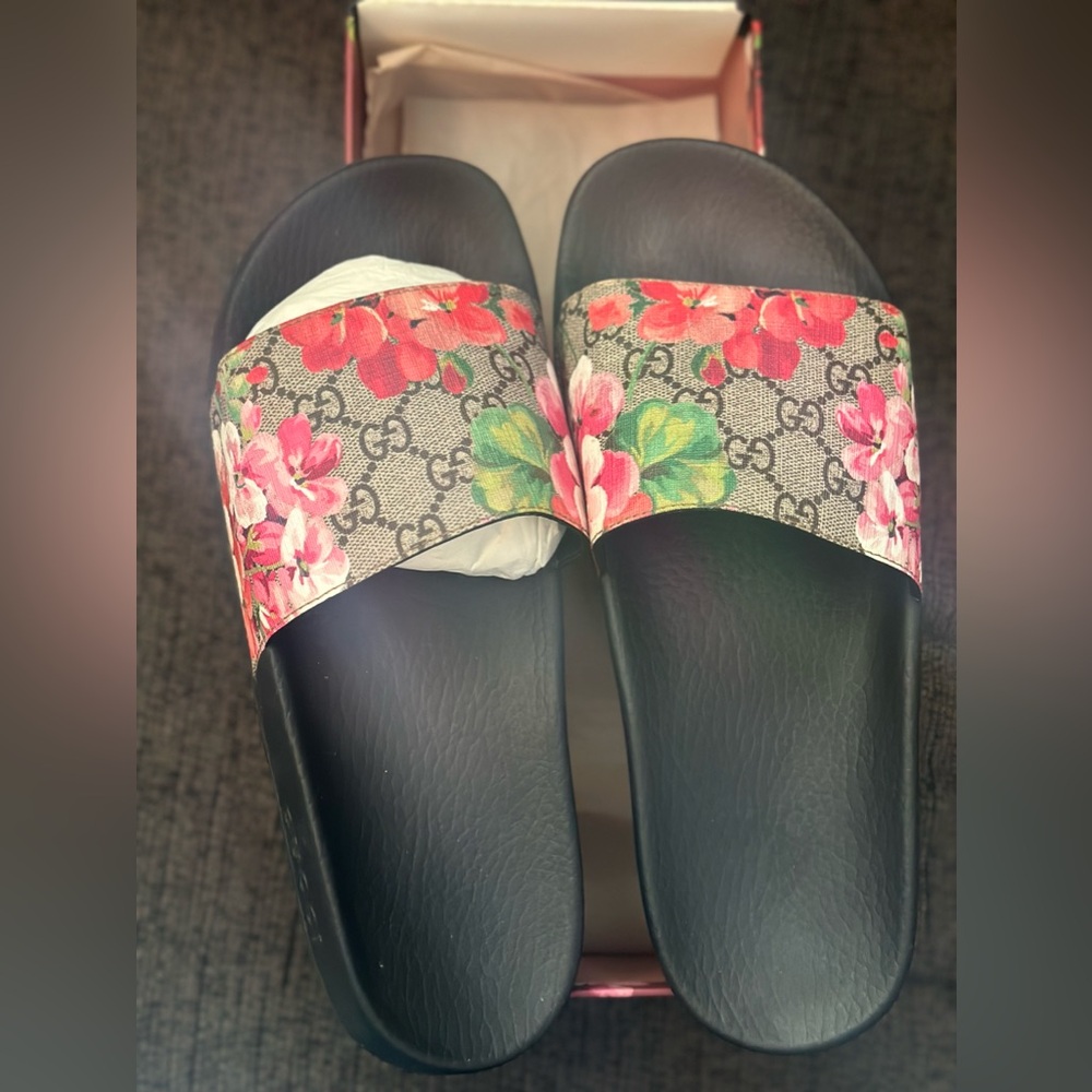 AUTHENTIC GUCCI GG BLOOM SLIDES WORN ONCE TOO BIG FOR ME. ORIGINAL PACKAGING